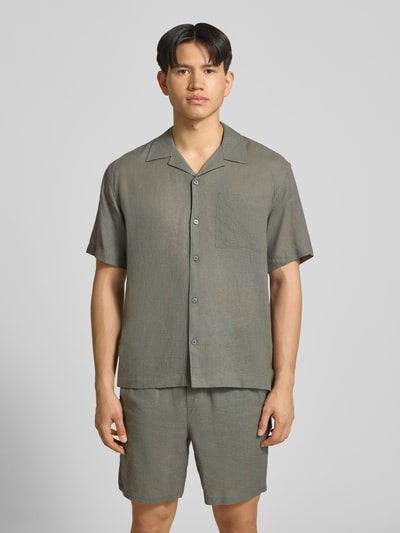 Männermodel trägt Relaxed Fit Freizeithemd aus Leinen-Viskose-Mix Modell 'LAURENCE' von Only & Sons, Optik: Unifarben, Reverskragen, einreihige Knopfleiste, Kurzarm, Brusttasche, Ganzkörperansicht von vorne.