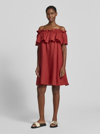 Frauenmodel trägt figurumspielendes Kleid mit Carmen-Ausschnitt von Marc O'Polo in Unifarbe Rot, Volants, knielang, Ganzkörperansicht von vorne.