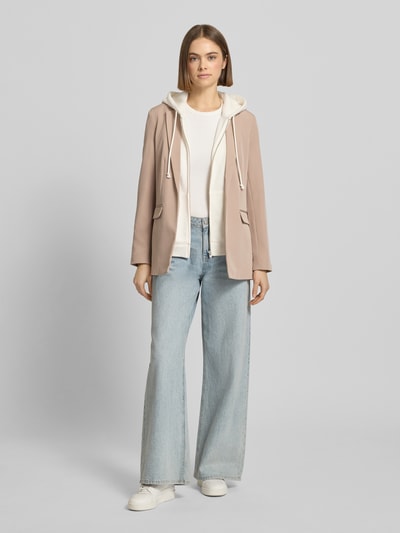 Frauenmodel trägt Blazer mit Reverskragen Modell 'Bossy' von PIECES, Materialmischung mit Stretch-Anteil, lockerer Schnitt, Ganzkörperansicht von vorne.