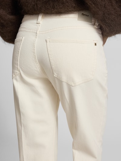 Kobieta nosi Straight Fit Jeans im 5-Pocket-Design Modell 'MAY' od Brax, kremowy bawełniany miks, szerokość w rozmiarze 36K: 38 cm, długość wewnętrzna: 64 cm, detal tylna część ciała