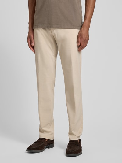 Männermodel trägt Slim Fit Hose mit Tunnelzug von DIGEL in Beige, Material-Mix mit Woll-Anteil, Eingrifftaschen, Nahaufnahme Oberkörper.