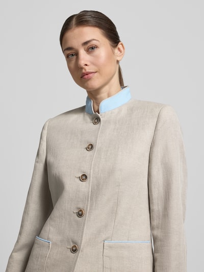 Modelka kobieca nosi Slim Fit Blazer aus Leinen-Baumwoll-Mix von WHITE LABEL, mieszanka lnu i bawełny, krój slim fit, stójka, listwa guzikowa, nakładane kieszenie, długość tyłu w rozmiarze 36: 71 cm, szerokość w rozmiarze 36: 44 cm, długość rękawów w rozmiarze 36: 64 cm, jasnobeżowe kolory z błękitnymi detalami, tekstura lniana, prosty fason, zbliżenie na górną część ciała, przód.