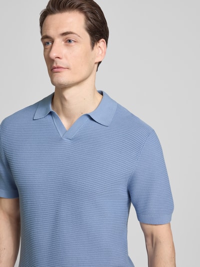 Männermodel trägt Strickshirt mit Polokragen und V-Ausschnitt von Christian Berg Men in Hellblau, Reine Baumwolle, Regular-Fit, Nahaufnahme Oberkörper.