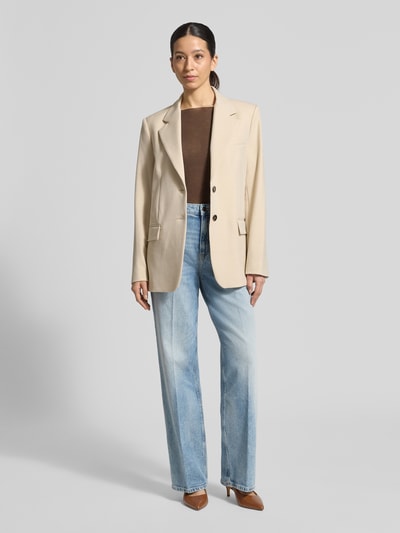 Vrouwenmodel draagt Wide Leg Jeans aus Baumwoll-Mix Modell '937_14' van HUGO in denimlook met labelpatch, riemlussen, knoop- en ritssluiting en 5-pocketmodel, lichtblauw katoenmix, wide leg pasvorm, ganzekörperaanzicht van voren.
