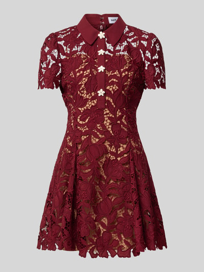 Produktfoto, Minikleid mit Allover-Spitzenbesatz von Self-Portrait in Bordeauxrot mit umlegekragen, taillierter Passform und floraler Struktur