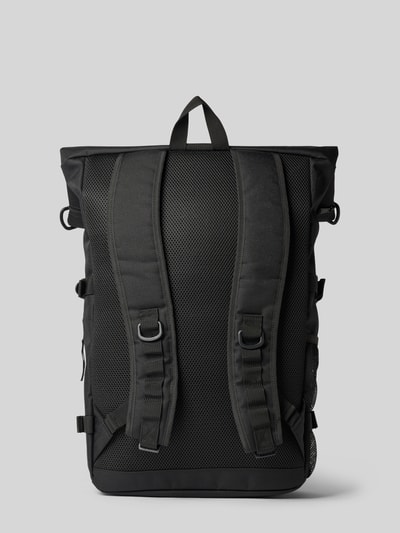 Productfoto, zwarte rugzakfunctie Model 'PHILIS' van Carhartt Work In Progress met logopatch, verstelbare schouderband, overslag, hoofdvak, afmeting maat 1: 52 cm breedte, 52 cm lengte, 14 cm diepte, schouderbandlengte 64 cm