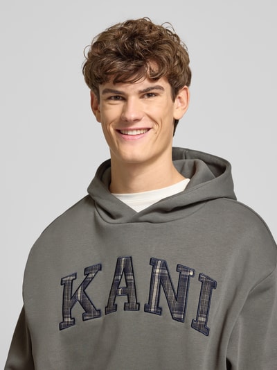 KARL KANI Hoodie met labelstitching en kangoeroezak Antraciet - 3
