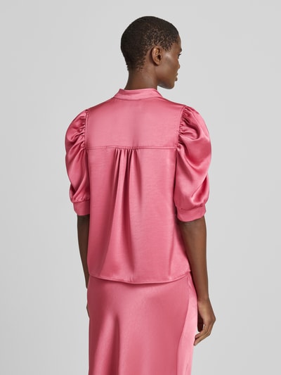 Männermodel trägt Blusenshirt mit Puffärmeln Modell 'Roella' von Neo Noir, satyn, prosty krój, kołnierzyk serafino, różowy kolor, zdjęcie całej sylwetki z tyłu.