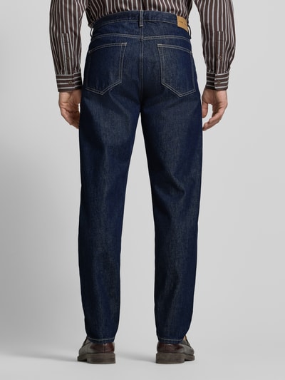 Männermodel trägt Jeans aus reiner Baumwolle Modell 'COSMO' von Samsøe Samsøe, Straight Fit, 5-Pocket, Rückansicht, Herrenmode.