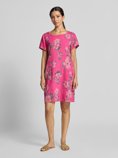 Vrouwenmodel draagt Leinenkleid in Minilänge Model 'Miraa' van ZABAIONE, fuchsia met bloemmotief, mix van katoen en linnen, licht getailleerde pasvorm, ronde hals, mini-jurk met korte mouwen, ruglengte maat S 81 cm, borstwijdte 48 cm, mouwlengte 18 cm, volledige vooraanzicht.