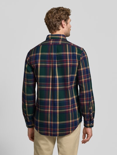 Männermodel trägt Custom Fit Freizeithemd aus reiner Baumwolle von Polo Ralph Lauren, kariertes Muster in Grün, Rot und Gelb, Ganzkörperansicht Rückansicht, Herren Freizeithemd von Polo Ralph Lauren