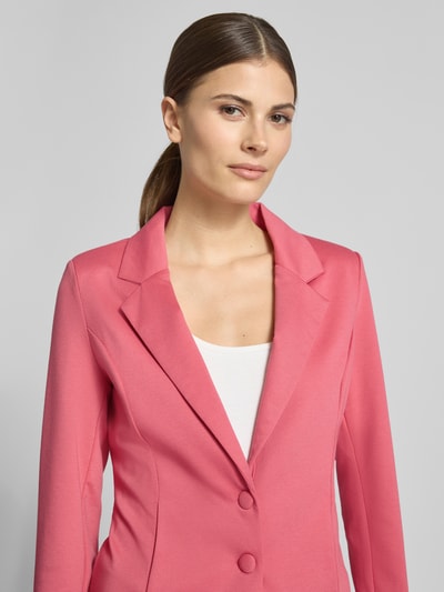 Modelka kobieca nosi Regular Fit Strickjacke mit Reißverschluss od Polo Ralph Lauren, bawełna, kaptur, kieszenie, róż, zbliżenie na górną część ciała.