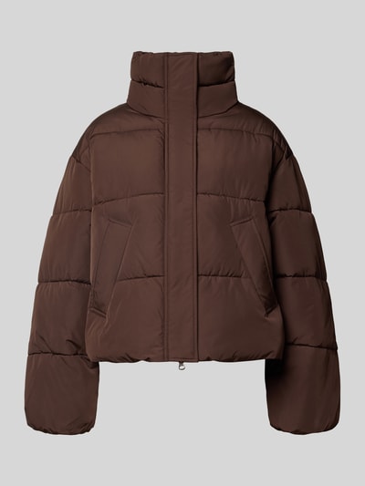 Produktfoto, braune Steppjacke mit verdecktem Reißverschluss Modell 'Lezira' von mbyM, Regular Fit, Stehkragen, sichtbare Taschen, glatte Textur