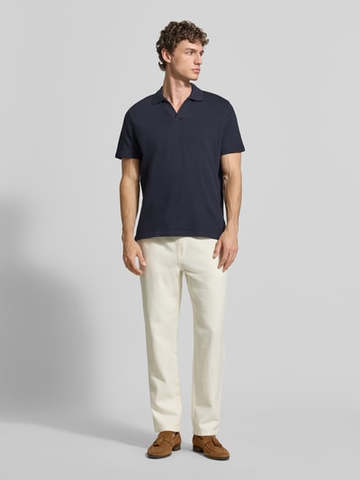Männermodel trägt Slim Fit Poloshirt mit V-Ausschnitt von MCNEAL aus Reine Baumwolle, Polokragen, Rückenlänge 68 cm, Ganzkörperansicht von vorne.