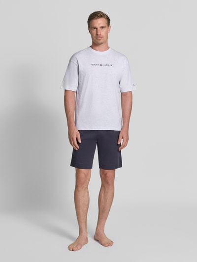 Männermodel draagt Regular Fit T-Shirt uit puur katoen van Tommy Hilfiger, look: effen, labelprint, ronde hals, korte mouw, jersey materiaal, Ganzkörperansicht von vorne.