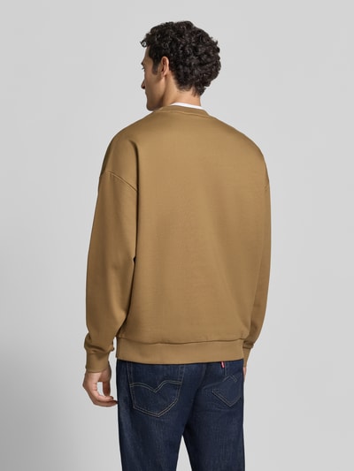 Männermodel trägt Regular Fit Sweatshirt aus reiner Baumwolle Modell 'Dinex' von HUGO in Braunton, lockere Passform, Herren Sweatshirt, Ganzkörperansicht Rückansicht.
