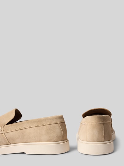 Produktfoto, Loafer aus echtem Leder Modell 'LIAM' von PS Poelman, beżowy kolor, zaokrąglony kształt, ozdobne przeszycia, gładka podeszwa, wysokość obcasa 2 cm w rozmiarze 44, wysokość cholewki 6 cm w rozmiarze 44, szerokość w rozmiarze 44: 12 cm