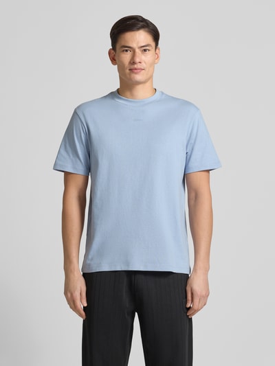 Männermodel trägt Relaxed Fit T-Shirt aus reiner Baumwolle Modell 'DAPOLINO' von HUGO in Hellblau, unifarben, Label Print, Ganzkörperansicht von vorne.