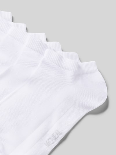 Produktfoto, Sneakersocken im 7er-Pack mit Label-Detail von MCNEAL, weiße Baumwoll-Mix-Socken mit gerippten Bündchen auf grauem Hintergrund
