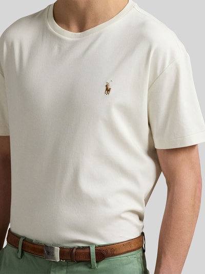 Männermodel trägt Regular Fit T-Shirt aus reiner Baumwolle von Polo Ralph Lauren, unifarben, Logo-Stitching, Nahaufnahme Oberkörper.