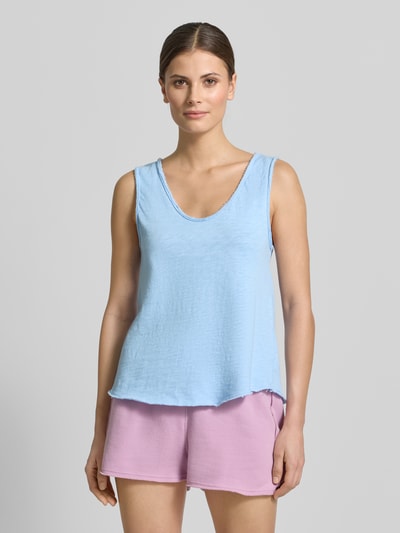 Frauenmodel trägt Tanktop mit U-Ausschnitt Modell 'SONOMA' von American Vintage in Hellblau, lockerer Schnitt, Baumwolle, Ganzkörperansicht von vorne.