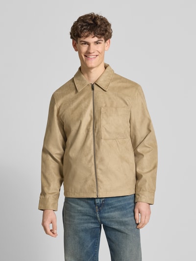 Männermodel trägt Regular Fit Jacke in Lederoptik Modell 'RICK' von Only & Sons, unifarben beige mit Umlegekragen, Reißverschluss, Ganzkörperansicht von vorne.