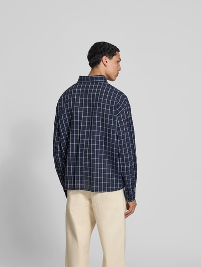 Männermodel trägt Relaxed Fit Freizeithemd mit Brusttasche von WON HUNDRED in blauw-wit ruitpatroon, katoenmix met rayon, lang, rugaanzicht Ganzkörperansicht Rückansicht.