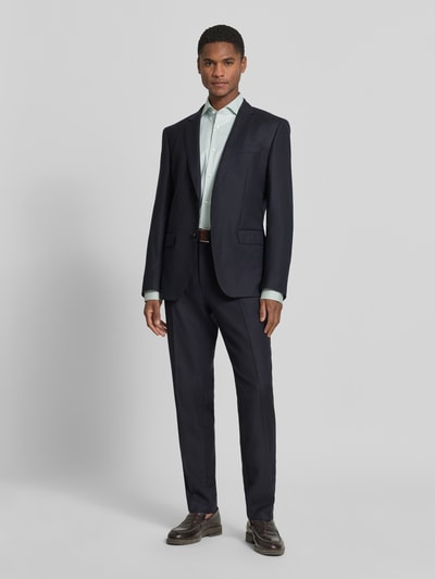 Männermodel trägt Regular Fit Businesshemd aus reiner Baumwolle Modell 'JOE' von BOSS in Optik: Unifarben, Ganzkörperansicht von vorne.