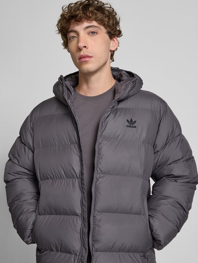 adidas Originals Kurtka pikowana o kroju regular fit z wyhaftowanym logo model ‘COMMERCIAL’ Antracytowy 3