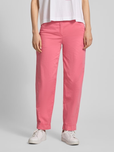 Frauenmodel trägt Straight Leg Jeans mit Eingrifftaschen von Marc Cain aus Baumwoll-Mix mit Stretch-Anteil in Pink, Gerader-Schnitt, Nahaufnahme Oberkörper.