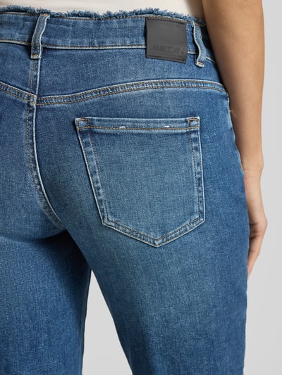 Frauenmodel trägt Jeans mit 5-Pocket-Design von Marc Cain aus blauem Baumwoll-Elasthan-Mix, Gerader Schnitt, Detailaufnahme Rückansicht.