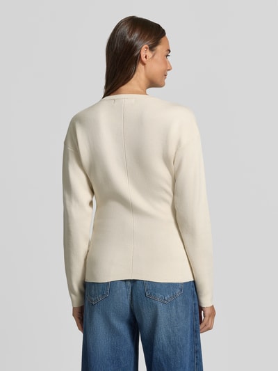 Vrouwenmodel draagt Strickjacke mit Rundhalsausschnitt van VERO MODA, unikleuren, langem mouw, viscosemix, afgeronde zoom, doorlopende knoopsluiting, volledig aanzicht van achteren.