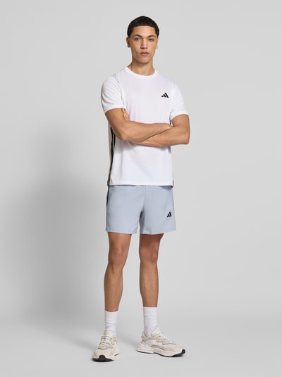 adidas Training Shorts mit Logo-Print und Reißverschlusstaschen Mittelgrau 1
