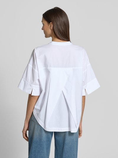 Frauenmodel trägt Boxy Fit Bluse mit Rundhalsausschnitt Modell 'Fibana' von OPUS PANTS aus Reine Baumwolle, weiß, Ganzkörperansicht Rückansicht.
