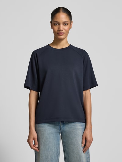 Frauenmodel trägt Regular Fit Pyjama-Oberteil mit Raglanärmeln von Marc O'Polo in Dunkelblau, unifarben, kurzarm, Ganzkörperansicht von vorne.