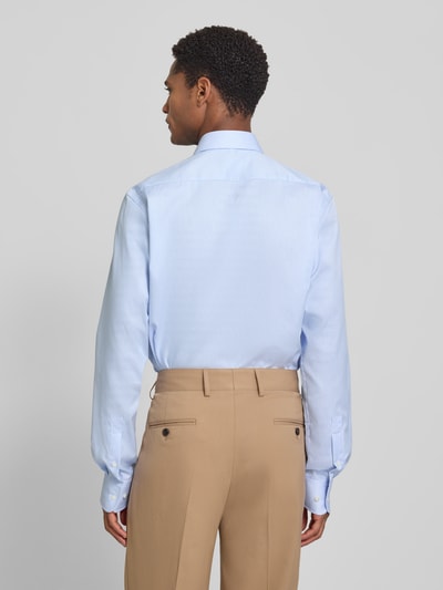 Männermodel trägt Extralanges Regular Fit Business-Hemd mit Haifischkragen von Christian Berg Men in Hellblau, Reine Baumwolle, Ganzkörperansicht Rückansicht. Rückenlänge 84 cm, Schulterbreite 47 cm, Ärmellänge 70 cm bei Größe 39/40, Hemd-Look mit Knopfleiste.