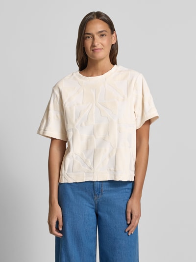 Frauenmodel trägt T-Shirt im Allover-Look Modell 'NABI' von ICHI in Creme mit abstraktem Muster, Baumwoll-Mix, Regular Fit, Ganzkörperansicht von vorne.