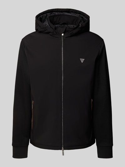 Produktfoto, Windbreaker mit Zweiwege-Reißverschluss von Guess für Herren in Schwarz mit Kapuze, Label-Detail, Reißverschlusstaschen, Regular Fit