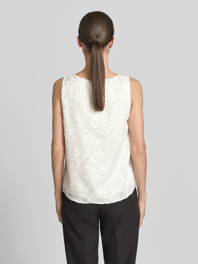 Frauenmodel trägt Regular Fit Top mit floralem Muster von s.Oliver BLACK LABEL, Optik: Unifarben, Ärmel: Ohne, Ganzkörperansicht Rückansicht.