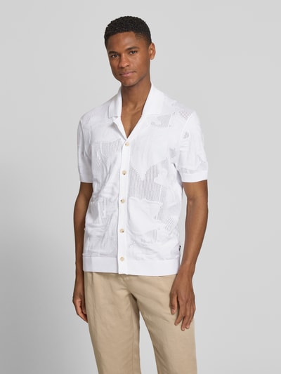 Männermodel trägt Regular Fit Freizeithemd aus Baumwoll-Strick Modell 'C-NOY' von BOSS in Weiß mit Strickmuster, Nahaufnahme Oberkörper.