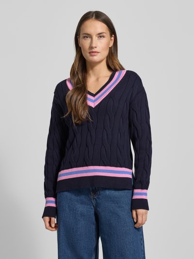 Vrouwenmodel draagt Strickpullover met V-hals van Christian Berg Woman in donkerblauw, puur katoen, regular fit, ribboorden, Ganzkörperansicht van voren.