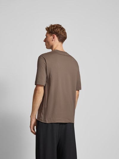 Filippa K T-Shirt mit geripptem Rundhalsausschnitt Taupe 5