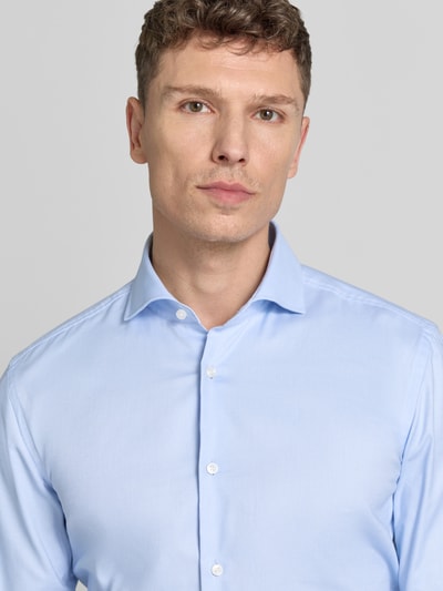 Mężczyzna model nosi Regular Fit Businesshemd mit extra langem Arm von BOSS, jasnoniebieski bawełniany mix, krój regular fit, widok na górną część tułowia z przodu