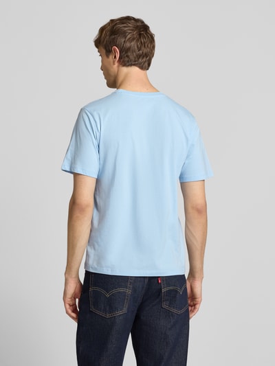 Männermodel trägt Regular Fit T-Shirt aus reiner Baumwolle Modell 'EGGO' von Pepe Jeans in Optik: Unifarben, Jersey, Ganzkörperansicht Rückansicht.