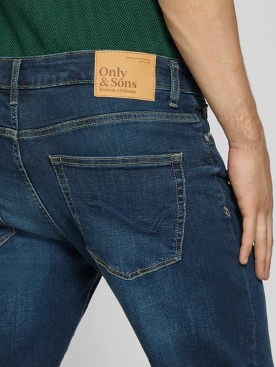 Männermodel trägt Straight Fit Jeans aus Baumwoll-Mix Model 'WEFT' von ONLY, dunkles Blau mit Nähten, Nahaufnahme Rückansicht, Herren Slim Fit Jeans von ONLY & SONS