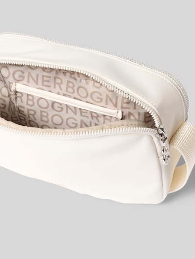 Produktfoto, cremefarbene Handtasche mit Label-Detail Modell 'verbier play 1.0 avy' von BOGNER, Hauptfach mit Reißverschluss, Innenfutter mit Markenlogo und verstellbarem Schulterriemen, Breite 22 cm, Länge 15 cm, Tiefe 7 cm, Schulterriemen 116 cm.