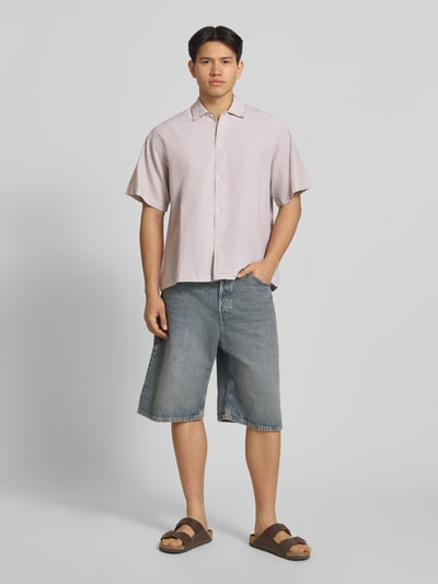 Männermodel trägt Regular Fit Freizeithemd aus Baumwoll-Leinen-Mix von Jack & Jones, helle Farbe, Knopfleiste, Kentkragen, Ganzkörperansicht von vorne, Rückenlänge 73 cm, Schulterbreite 61 cm, Ärmellänge 26 cm, Modell 'BREEZE'.