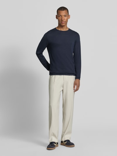 Männermodel trägt dunkelblauen Strickpullover aus Baumwolle mit Rundhalsausschnitt von Christian Berg Men, Slim Fit, Ganzkörperansicht von vorne