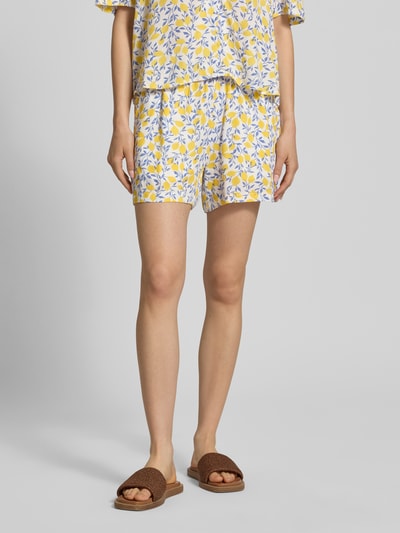 Vrouwenmodel draagt Regular Fit Shorts uit zuiver viscose model 'BARRI' van Pieces met all-over bloemenmotief, elastische boord, zij-steekzakken, materiaal: zuiver viscose. Detailopname onderlichaam.