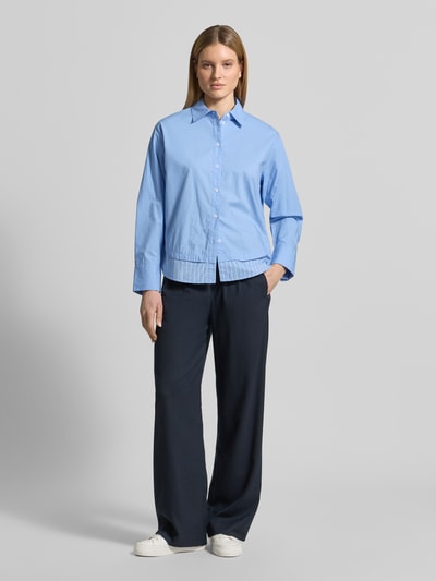 Vrouwenmodel draagt Relaxed Fit Bluse in Layering-Optik Modell 'Favia' van OPUS, blauwe katoen, hemdkraag, knopenlijst, geheel vooraanzicht